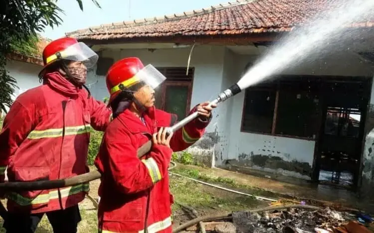 Gudang Pakan Udang di Cinangka Ludes Terbakar