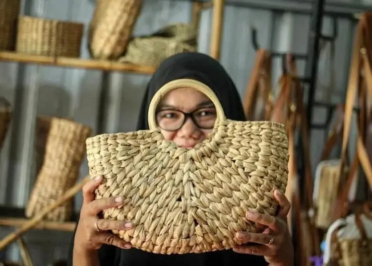 Kerajinan Eceng Gondok Tangerang Tembus Pasar Dunia