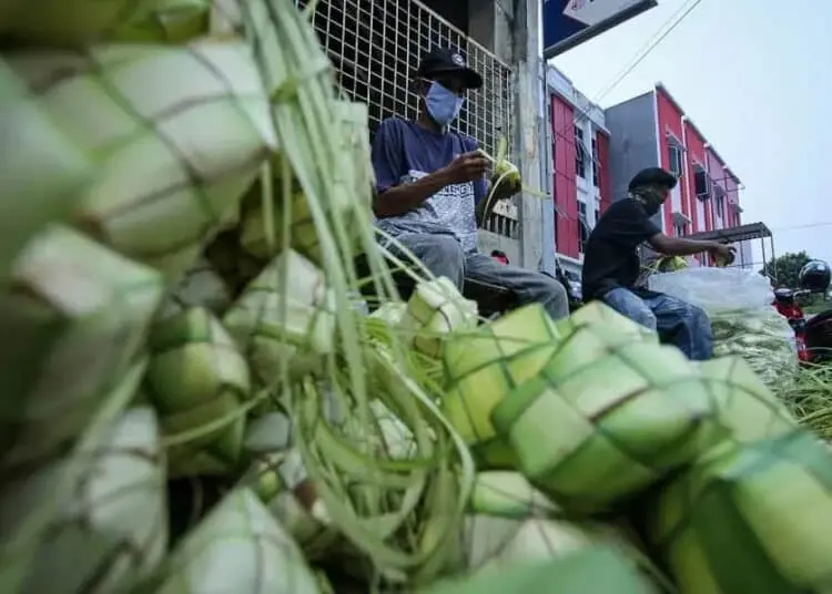 Penjual Ketupat Lebaran di Pasar Anyar