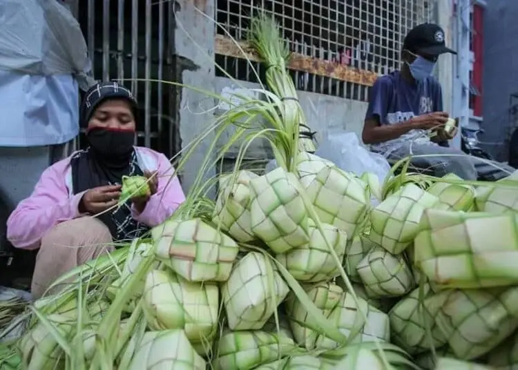 Penjual Ketupat Lebaran di Pasar Anyar