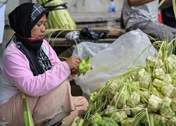 Penjual Ketupat Lebaran di Pasar Anyar
