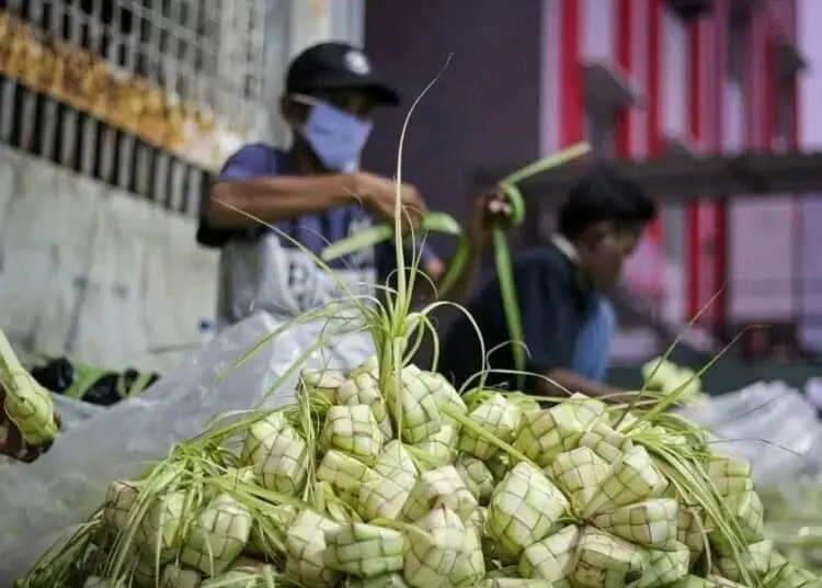 Penjual Ketupat Lebaran di Pasar Anyar