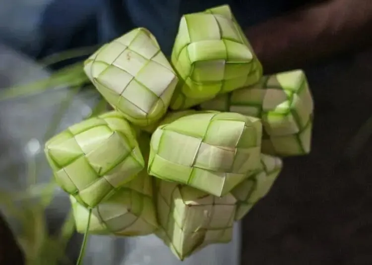 Penjual Ketupat Lebaran di Pasar Anyar
