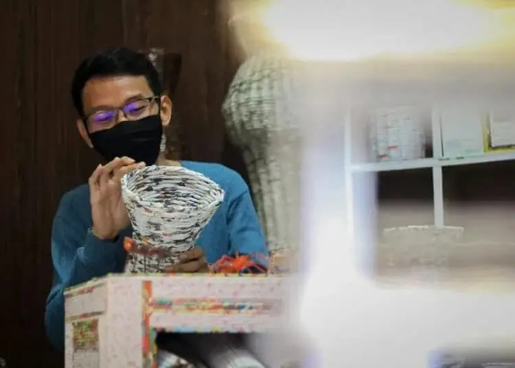 Kerajinan Berbahan Limbah Koran Bekas