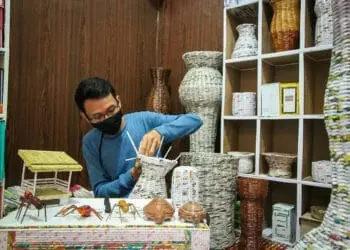 Kerajinan Berbahan Limbah Koran Bekas