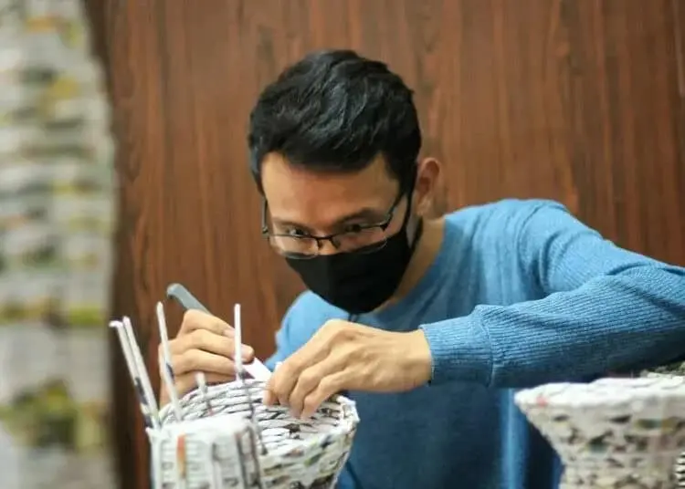 Kerajinan Berbahan Limbah Koran Bekas