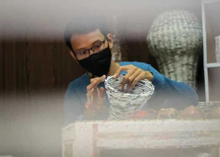 Kerajinan Berbahan Limbah Koran Bekas