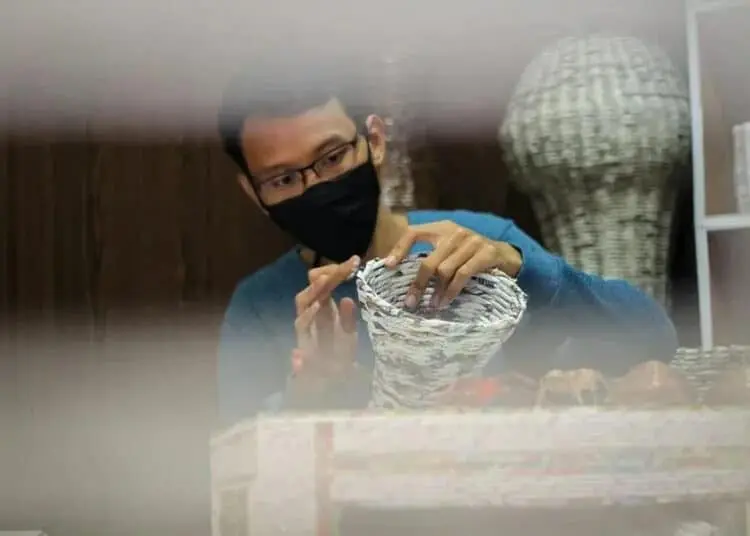 Kerajinan Berbahan Limbah Koran Bekas