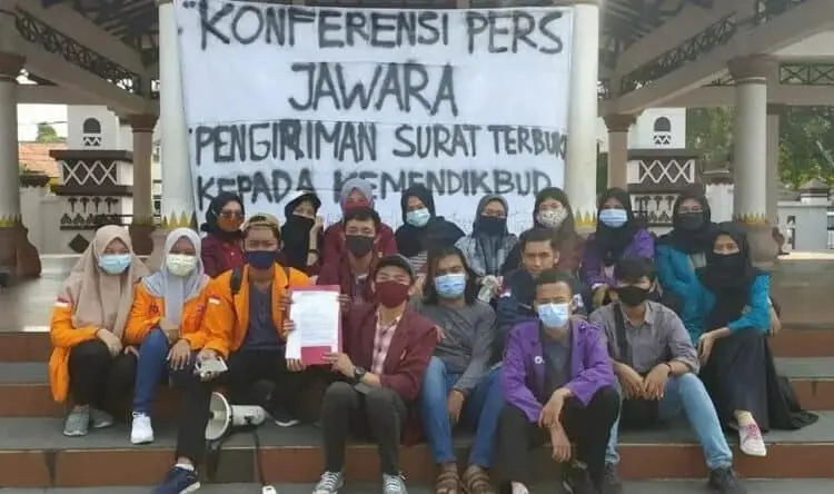 Tuntut Pembebasan UKT, Mahasiswa Serang Susun Lembaran Kritis