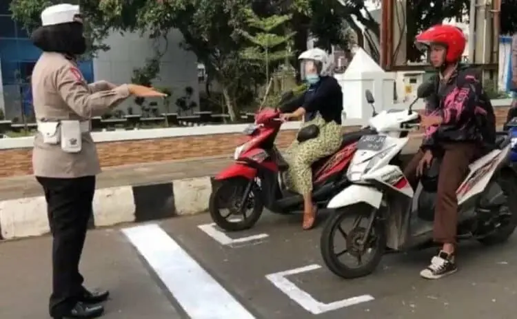 Marka Jalan Lampu Merah Pandeglang Dibuat Ala Start Balapan