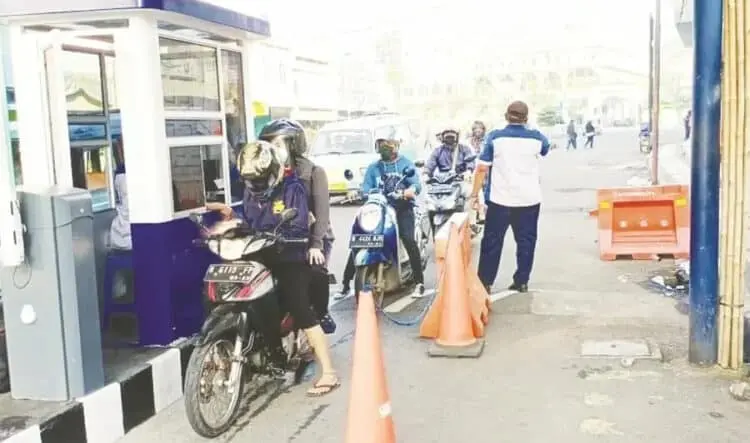 Palang Parkir Otomatis di Pasar Anyar Resmi Beroperasi