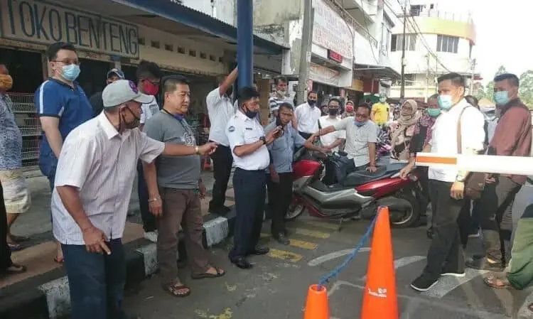 Pedagang-Pengunjung di Pasar Anyar Mengeluh, Parkir Bayarnya Dobel