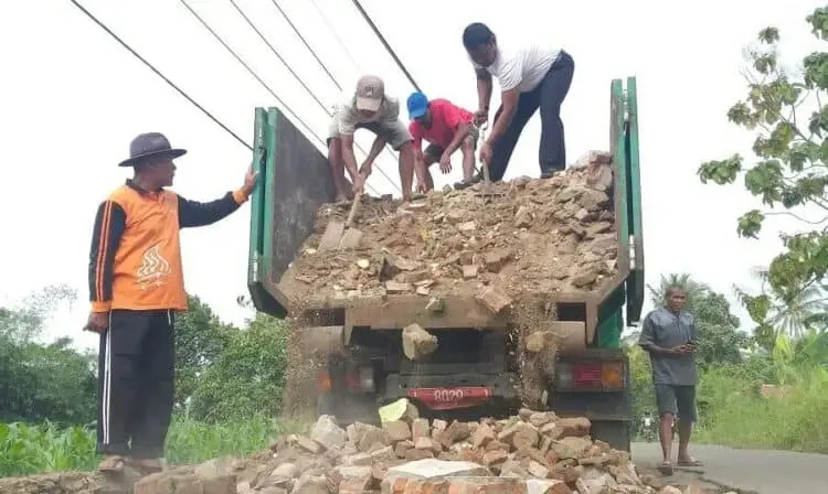 Patut Dicontoh! Anggota DPRD Ini Tambal Jalan Bolong Pakai Uang Pribadi