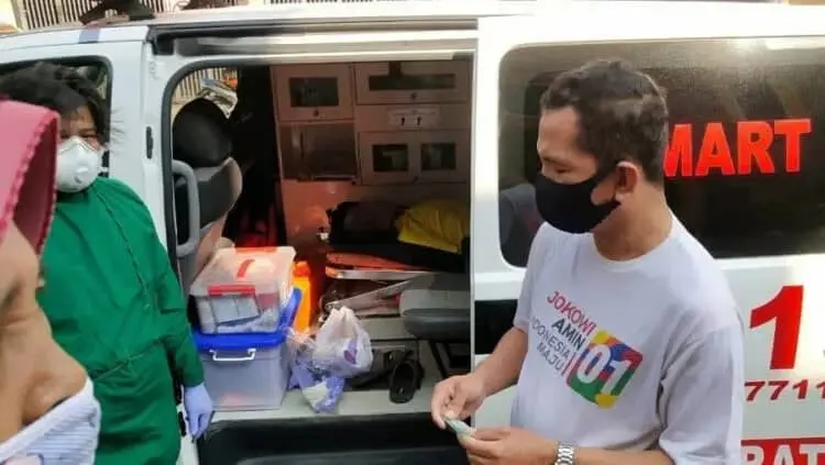 Diduga Keletihan Berolahraga, Lansia Bermasker Ditemukan Tewas di Depan Apotek