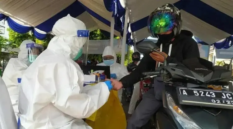 Warga Pandeglang Serbu Rapid Test Drive Thru