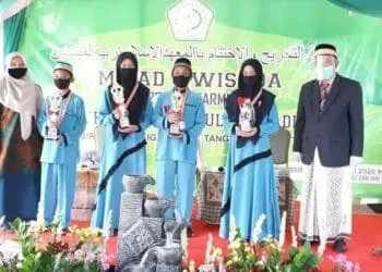 SDI Tarbiyatul Mubtadiin Luluskan Siswa Berprestasi