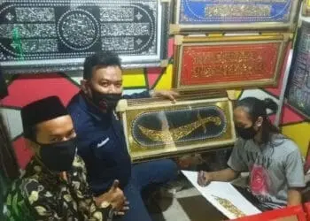 Kena PHK, Ariel Kini Kembangkan Seni Kaligrafi