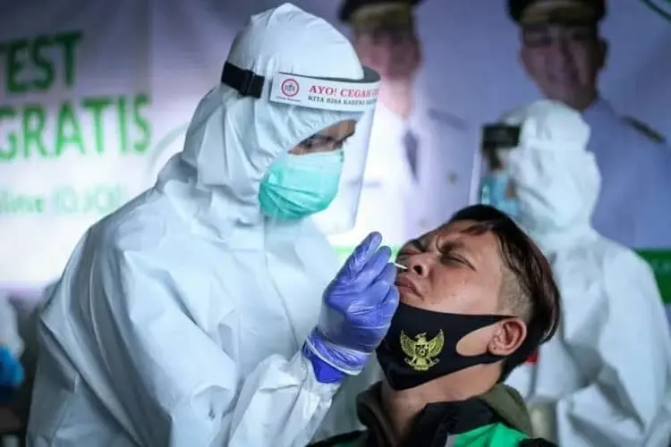 Ikuti Tes Usap Tenggorokan, Berharap PSBB Tak Dilanjutkan