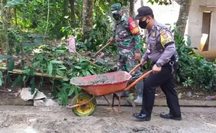 Polri dan TNI Gotong Royong Perbaiki Jalan Berlubang