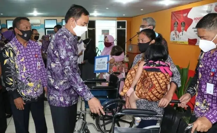 Hari Anak Nasional, Wabup Tangerang Bagi-bagi Kursi Roda untuk ABK