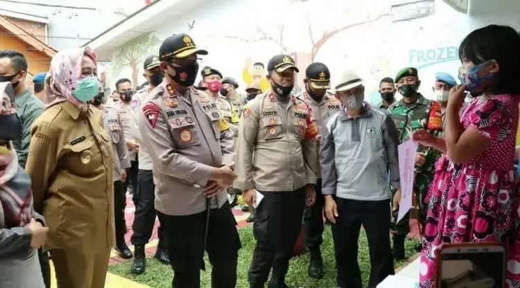 Airin dan Kapolda Metro Jaya Kunjungi Kampung Jawara