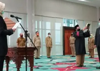 PELANTIKAN: Walikota Tangsel Airin Rachmi Diany melantik penjabat Sekretaris Daerah (Sekda) Kota Tangsel Bambang Noertjahjo, di Puspemkot Tangsel, Ciputat, Selasa (25/8) sore. (ISTIMEWA)