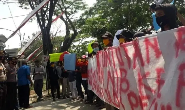 UNJUK RASA DI BPN KABUPATEN TANGERANG: Peserta aksi unjuk rasa di depan Kantor Agraria dan Tata Ruang (ATR) atau Badan Pertanahan Nasional (BPN) Kabupaten Tangerang di Jalan Abdul Hamid, Pusat Pemerintahan Kabupaten Tangerang, Tigaraksa, Kamis (27/8). (ALFIAN / SATELIT NEWS)