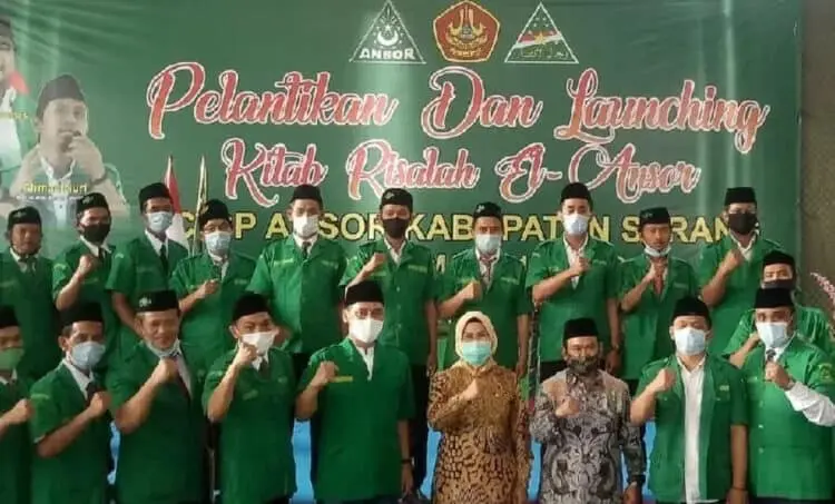 FOTO BERSAMA: Bupati Serang Ratu Tatu Chasanah foto bersama pengurus GP Ansor Kabupaten Serang usai pelantikan dan Launching Kitab Risalah El-Ansor, Rabu (12/8). (SIDIK/SATELIT NEWS)
