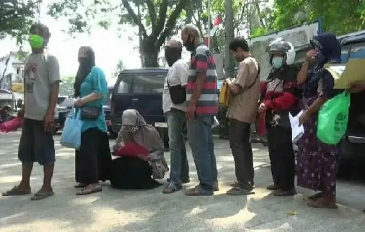 Serahkan Berkas Pengajuan Bantuan, Warga Tak Patuhi Protokol Kesehatan