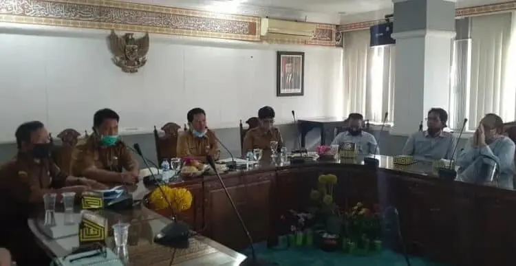 AUDIENSI: Ikatan Ahli Geologi Indonesia (IAGI) mendorong Pemkab Serang, agar mengusulkan Rawa Danau menjadi geoheritage untuk pengembangan geopark. Melalui forum audiensi, di Ruang Kh Syamun Setda Kabupaten Serang, Selasa (11/8). (SIDIK/SATELIT NEWS)