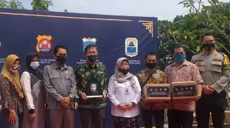 TERIMA BANTUAN: Para pelaku industri pariwisata menerima Balasa dari Kementerian Pariwisata dan Ekonomi Kreatif terhadap pelaku pariwisata dan ekonomi kreatif (Parekraf) di Kabupaten Lebak, Rabu (12/8). (MULYANA/SATELIT NEWS)