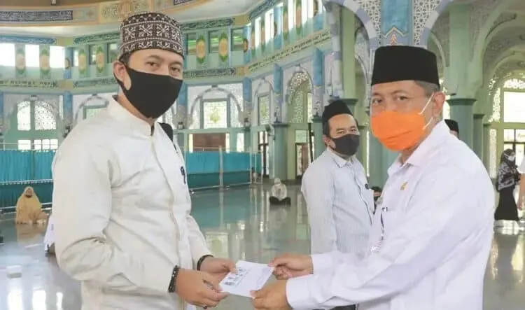 BERI BANTUAN: Sekda Kota Tangerang Herman Suwarman
saat acara penyerahan bantuan. (MADE/SATELIT NEWS)