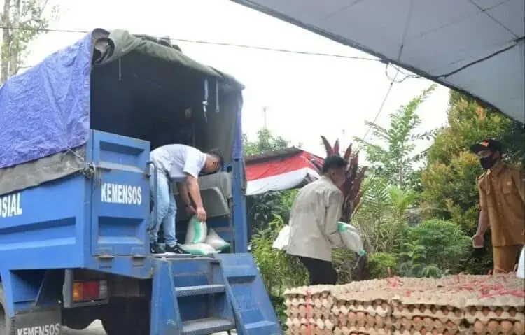 DISTRIBUSI SEMBAKO: Dinsos Pandeglang sedang mendistribusikan bantuan program sembako ke Kecamatan Mandalawangi, Senin (31/8). (NIPAL/SATELIT NEWS)