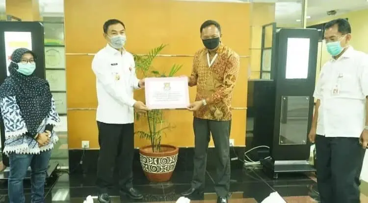 BANTUAN: Wakil Bupati Tangerang Mad Romli secara simbolis saat menyerahkan bantuan paket sembako untuk karyawan PT. Ching Luh Group yang di PHK, Rabu (5/8). (FAJAR ADITYA KUSUMA/SATELIT NEWS)