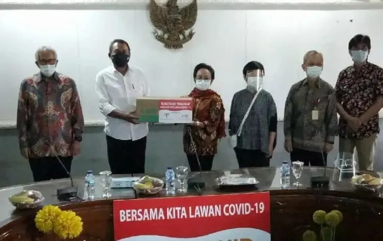SUMBANG 25 RIBU MASKER: Wabup Serang Pandji Tirtayasa saat menerima bantuan sebanyak 25 masker dari perusahaan swasta, Minggu (2/8), untuk kemudian, dibagikan kepada para tim medis dan masyarakat. (SIDIK/SATELIT NEWS)