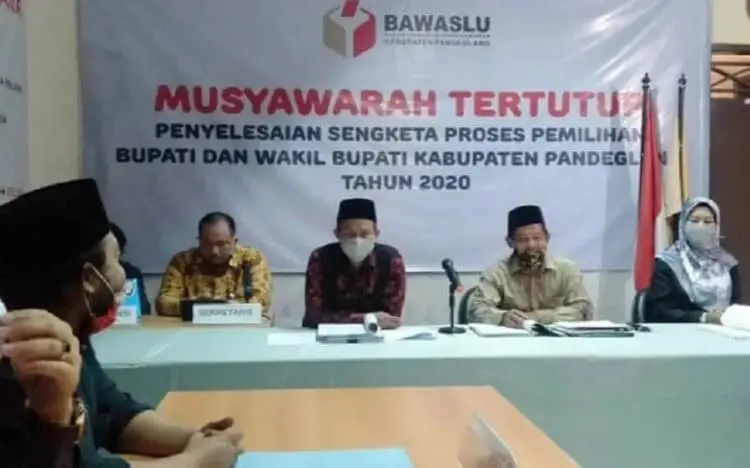 SIDANG TERTUTUP: Bawaslu Kabupaten Pandeglang menggelar sidang tertutup bersama KPU Pandeglang dan penggugat yakni Tim Krisyanto-Hendra Pranova di kantor sentra Gakkumdu Pandeglang, Kamis (13/8). (NIPAL/SATELIT NEWS)