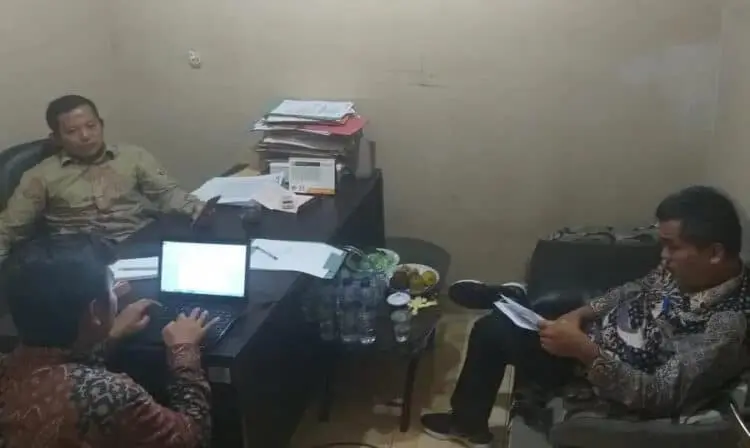 PEMERIKSAAN: Ketua Bawaslu Pandeglang, Ade Mulyadi, didampingi jajarannya sedang melakukan pemeriksaan terhadap Ketua KPU Pandeglang Ahmad Sujai, di Ruang Kerja Ketua Bawaslu Pandeglang, Rabu (5/8). (NIPAL/SATELIT NEWS)