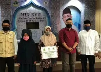 PENYALURAN ZAKAT: Plt Kepala Biro Kesra Pemprov Banten yang juga Ketua UPZ Baznas Banten Toton Suriawinata secara simbolis menyerahkan zakat kepada para mustahik. (ISTIMEWA)