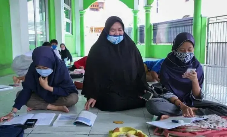 MENIKMATI WIFI GRATIS: Sejumlah pelajar mengikuti Pembelajaran Jarak Jauh (PJJ) secara daring memanfaatkan akses internet yang disediakan oleh Pemerintah Kota Tangerang di Taman Baca Griya Dumpit Asri, Kecamatan Jatiuwung, Kota Tangerang, Senin (24/8). (DEDE KURNIAWAN/SATELIT NEWS)