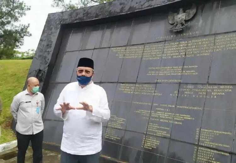 REVITALISASI: Wakil Walikota Tangsel Benyamin Benyamin Davnie saat meninjau lokasi Monumen Lengkong, Serpong, Jumat (14/8). (ISTIMEWA)
