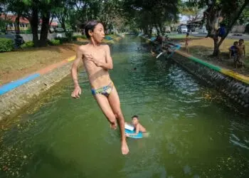 Bocah Bermain di Aliran Cisadane