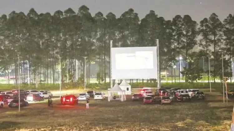 BIOSKOP DRIVE IN: Sejumlah penonton menikmati bioskop secara drive in. Hiburan yang sekilas mirip layar tancap misbar (gerimis bubar) ini membuat penonton tidak perlu keluar mobil. (DOK/SATELIT NEWS)
