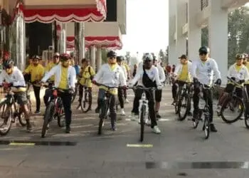 START BJB CYCLING: Walikota Tangsel Airin Rachmi Diany, pimpinan bjb Kanwil IV Edy Kurniawan Saputra, Kepala Cabang bjb Tangsel Ockie Castrena, Dandim 0506 Tangerang Kolonel Inf Bambang Hery Tugiyono, Kapolres Tangsel AKBP Iman Setiawan, Kepala Kejari Tangsel Nur Erlina Sari, Kepala Bapenda M Taher Rachmadi, Penjabat Sekda Tangsel Bambang Noertjahjo, dan sejumlah pejabat lainnya saat memulai start bjb Cycling DigiCash V-Ride Series 2 di halaman Puspemkot Tangsel, Minggu (30/8). (IRMA/BNN)
