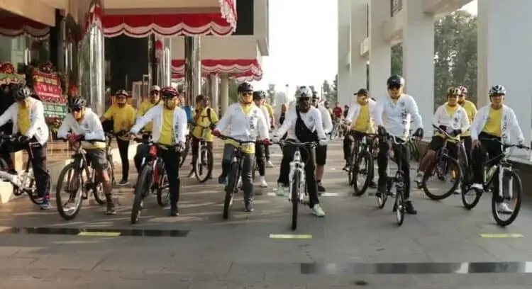 START BJB CYCLING: Walikota Tangsel Airin Rachmi Diany, pimpinan bjb Kanwil IV Edy Kurniawan Saputra, Kepala Cabang bjb Tangsel Ockie Castrena, Dandim 0506 Tangerang Kolonel Inf Bambang Hery Tugiyono, Kapolres Tangsel AKBP Iman Setiawan, Kepala Kejari Tangsel Nur Erlina Sari, Kepala Bapenda M Taher Rachmadi, Penjabat Sekda Tangsel Bambang Noertjahjo, dan sejumlah pejabat lainnya saat memulai start bjb Cycling DigiCash V-Ride Series 2 di halaman Puspemkot Tangsel, Minggu (30/8). (IRMA/BNN)