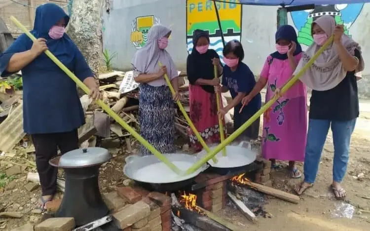 MASAK BUBUR SURO: Emak-emak warga Kampung Kadu Gajah sedang memaskan bubur suro di lapangan sekitar Kampung tersebut, Sabtu (29/8). (NIPAL/SATELIT NEWS)