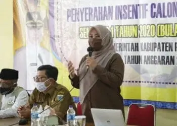 INSENTIF: Bupati Pandeglang, Irna Narulita sedang memberikan sambutan pada acara penyerahan insentif bagi calon hafifz Alquran semester 1 tahun 2020 di salah satu rumah makan di Pandeglang, Senin (24/8). (NIPAL/SATELIT NEWS)