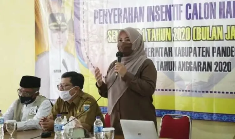 INSENTIF: Bupati Pandeglang, Irna Narulita sedang memberikan sambutan pada acara penyerahan insentif bagi calon hafifz Alquran semester 1 tahun 2020 di salah satu rumah makan di Pandeglang, Senin (24/8). (NIPAL/SATELIT NEWS)