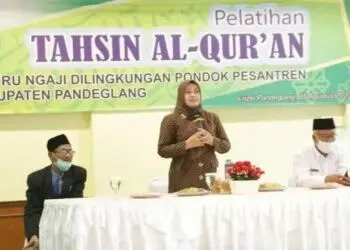 SAMBUTAN: Bupati Pandeglang, Irna Narulita sedang memberikan sambutan di acara Pelatihan Tahsin Al-Qur'an Bagi Guru Ngaji di Lingkungan Pondok Pesantren se-Kabupaten Pandeglang di salah satu rumah makan, Rabu (5/8). (NIPAL/SATELIT NEWS)