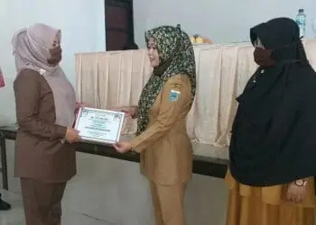 SIMBOLIS: Bupati Pandeglang didampingi Kepala Dindikbud Pandeglang dan jajaran lainnya sedang menyerahkan bantuan pendidikan kepada penyelenggara pendidikan, Senin (25/8). (NIPAL/SATELIT NEWS)