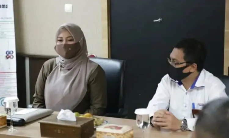 KOORDINASI: Bupati Pandeglang, Irna Narulita sedang berkoordinasi dengan pihak PLTU Labuan di Aula Kantor PLTU Labuan, Selasa (25/8). (NIPAL/SATELIT NEWS)